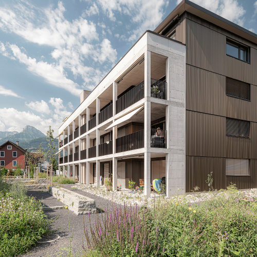 La commune de Brunnen et la coopérative de construction Familia Ingenbohl construisent un immeuble d'habitation directement à côté de la ligne ferroviaire du Gothard - avec beaucoup de biodiversité et de durabilité.