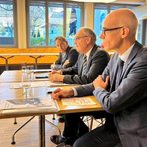 De gauche à droite : Thomas Egger, directeur du SAB | Guy Parmelin, conseiller fédéral | Martin Tschirren, directeur de l'OFL présentent le nouveau guide au public.