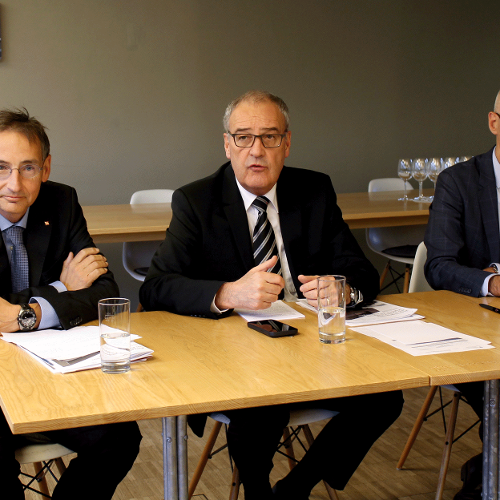 Conférence de presse. De gauche à droite : Thomas Egger, directeur du SAB | Conseiller fédéral Guy Parmelin | Martin Tschirren, directeur de l'OFL