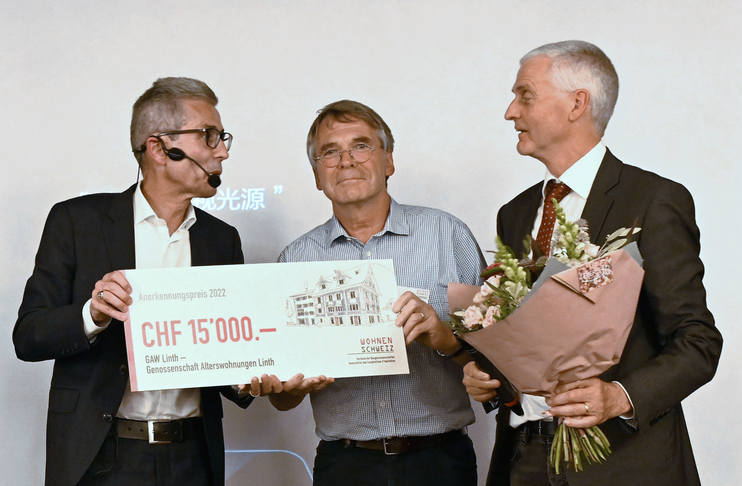 Daniel Burri (à g.) remet le prix de reconnaissance à Fritz Hauser, vice-président, et Franz Landolt (à d.), président de la GAW Linth.