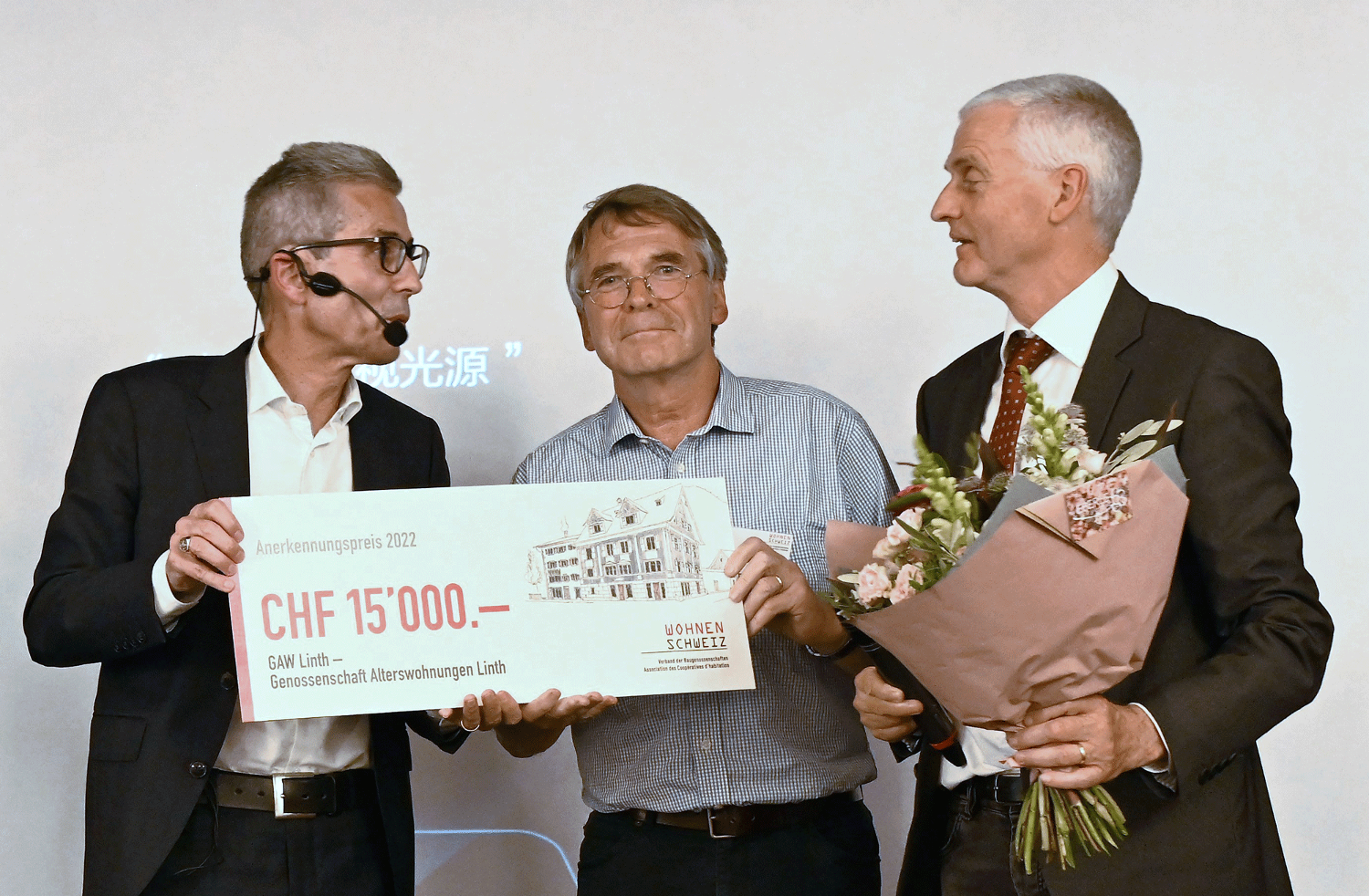 Daniel Burri (l.) übergibt den Anerkennungspreis an Fritz Hauser, Vizepräsident und Franz Landolt (r.), Präsident der GAW Linth.
