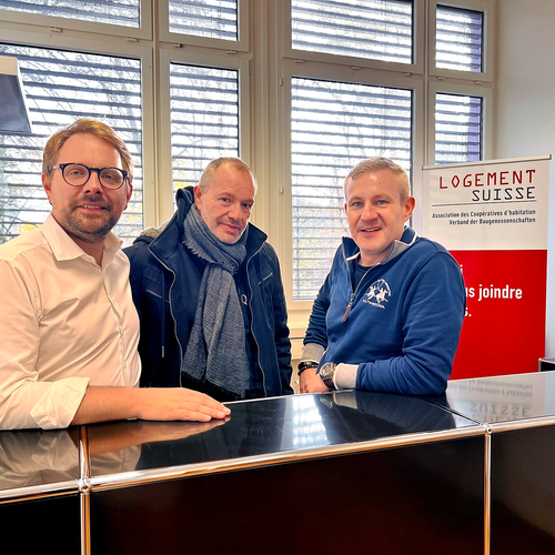 Pause lors de l'installation de la succursale de Lausanne, de gauche à droite: Benoît Grenon, représentant de la Suisse romande au Conseil de LOGEMENT SUISSE, Pascal Magnin, Bureau romand et le directeur Adrian Achermann. Ne figure pas sur la photo: Martine Descombaz Villoz.